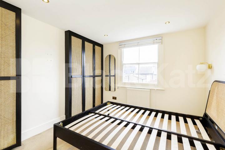 A beautiful 2 bedroom property set within a stunning period conversion  Hanley Road , Finsbury Park